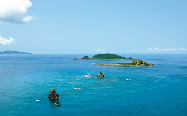 吐噶喇（トカラ）列島[▲写真]海域の海水から抽出した成分を配合しているため、「ノエビア トカラの海の贈りもの」シリーズには、十島村[吐噶喇（トカラ）列島]のシンボルマークを使用しています。