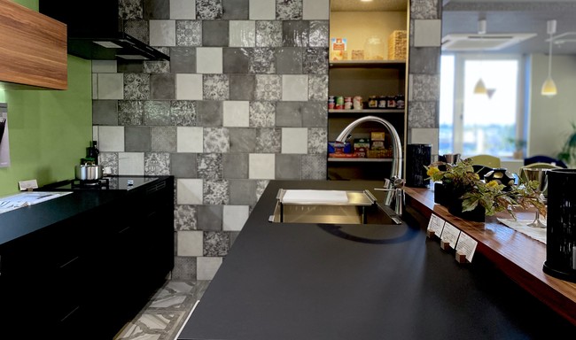 キッチンハウス製の漆黒のキッチンがシックな雰囲気を演出