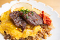 大阪・堀江発の人気お好み焼き店『お好み たまちゃん』とディーゼルが手掛けるグロリアスチェーンカフェとのコラボメニュー『黒毛和牛ハラミと淡路島玉ねぎの特製そばめし』が登場