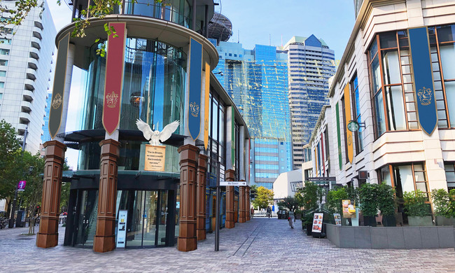 Wizarding World Street(C) & (TM) Warner Bros. Entertainment Inc. Publishing Rights (C) JKR. (s22) Wizarding World Street(C) & (TM) Warner Bros. Entertainment Inc. Publishing Rights (C) JKR. (s22)