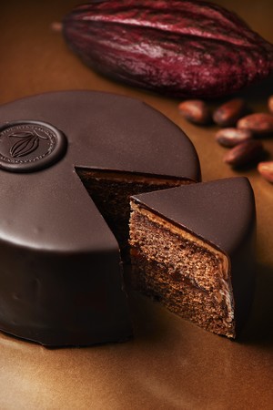 ホールフルーツチョコレートを使ってリニューアルした ザッハトルテ ホールフルーツチョコレートを使ってリニューアルした ザッハトルテ