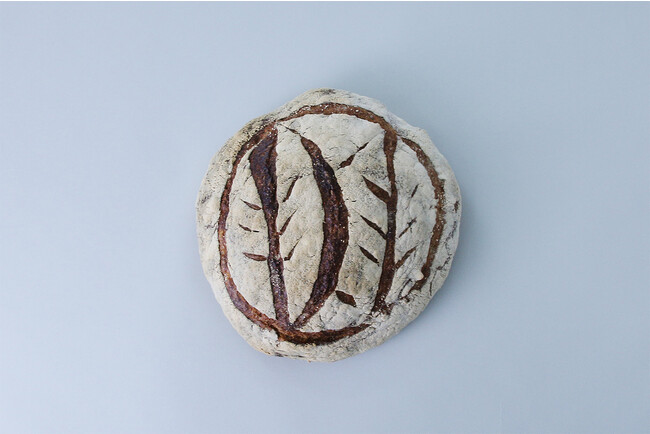 カンパーニュ：ライ麦の香りがほのかに漂い、滋味でしっとりと口溶けがよく、自然酵母の発酵による独特な酸味が感じられます。