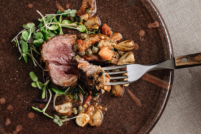 ラムの香草カツレツ トマトとケッパーのマッシュルームソース