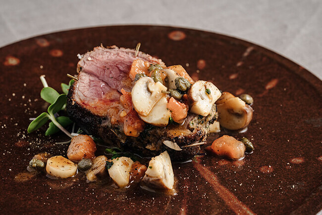 ラムの香草カツレツ トマトとケッパーのマッシュルームソース