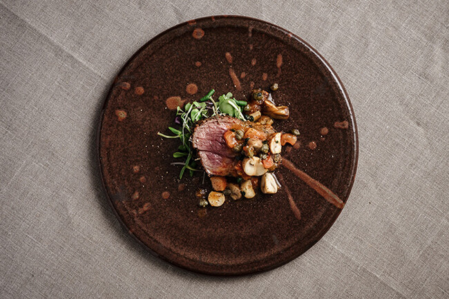 ラムの香草カツレツ トマトとケッパーのマッシュルームソース