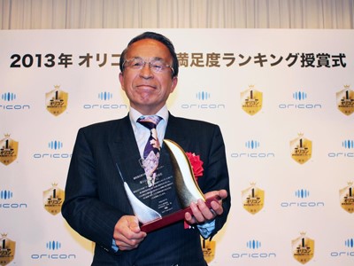 記念の楯を手にする富士山の銘水株式会社　代表取締役社長 粟井英朗