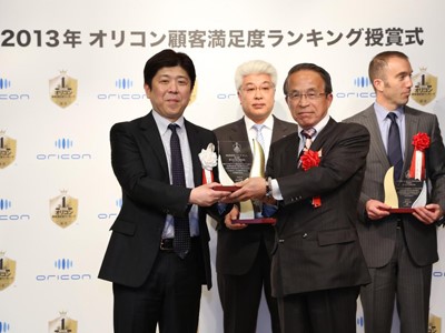 オリコン株式会社 小池恒社長（写真左端）より表彰