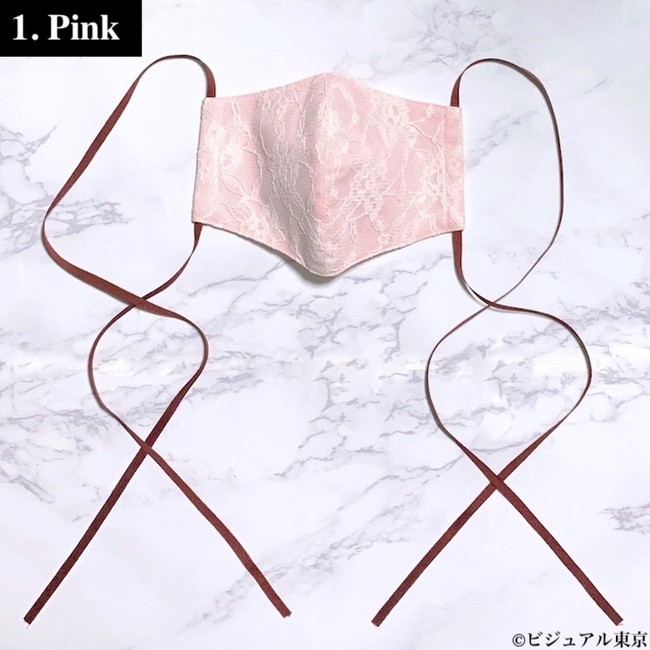2枚目のムーンマスク：ペールピンクにエンジ色リボンがロマンティックな印象