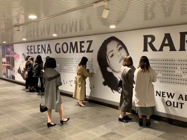 セレーナ・ゴメス、アルバム「レア（Rare）」の巨大広告が渋谷に登場