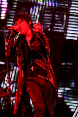 氷室京介、LIVE CD付き「KYOSUKE HIMURO TOUR2010-11 BORDERLESS “50 