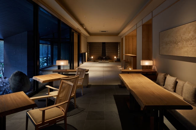 北海道内アーティストの作品や、北海道の風土が生んだ良質な素材や家具でお客さまをお迎えします。