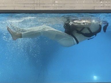 抱き抱えることで水面に浮く