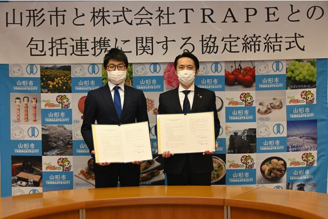 TRAPE 代表取締役 鎌田大啓（左）と山形市長 佐藤孝弘様（右）