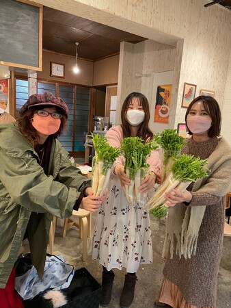 規格外の大根を文の里商店街で販売