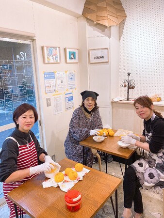 およそ20名が柚子を絞ったり削ったり