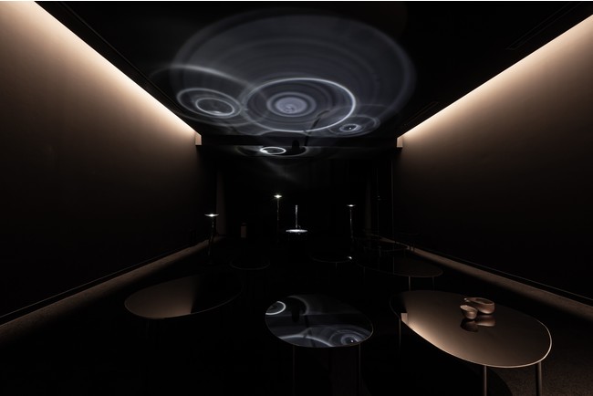 ほの暗い空間に、水紋の光がゆらめく「tea」写真提供：ザ ロイヤルパークホテル アイコニック 京都