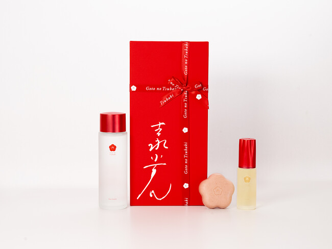 吉永小百合さん直筆サイン入り　ギフトボックス（左から：椿の葉保湿水150mL（現品）、椿酵母せっけん60g（現品）、椿酵母オイル30ml（現品）