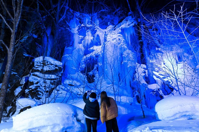 冬の奥入瀬氷瀑ナイトツアー©十和田奥入瀬観光機構