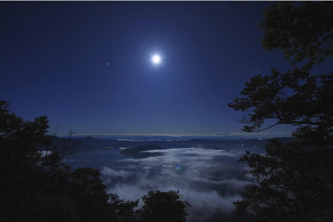 月に照らされた十和田湖全景
