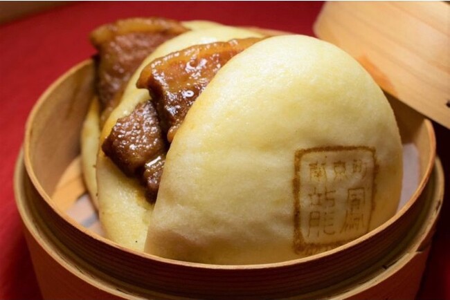 看板の「龍鳳さんの角煮バーガー」 看板の「龍鳳さんの角煮バーガー」