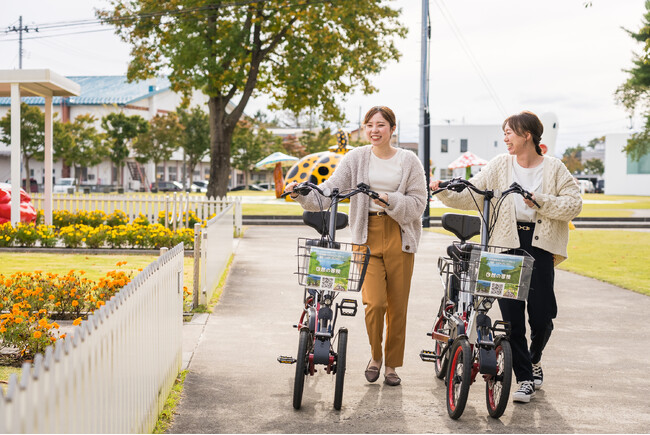 (C)︎十和田奥入瀬観光機構　※4月1日から自転車利用者のヘルメット着用が努力義務化されます。運転の際、ご持参またはE-Bikeに備え付けのヘルメットをご着用ください。