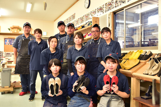 倉敷自社工場で職人が1足1足手作りしています。