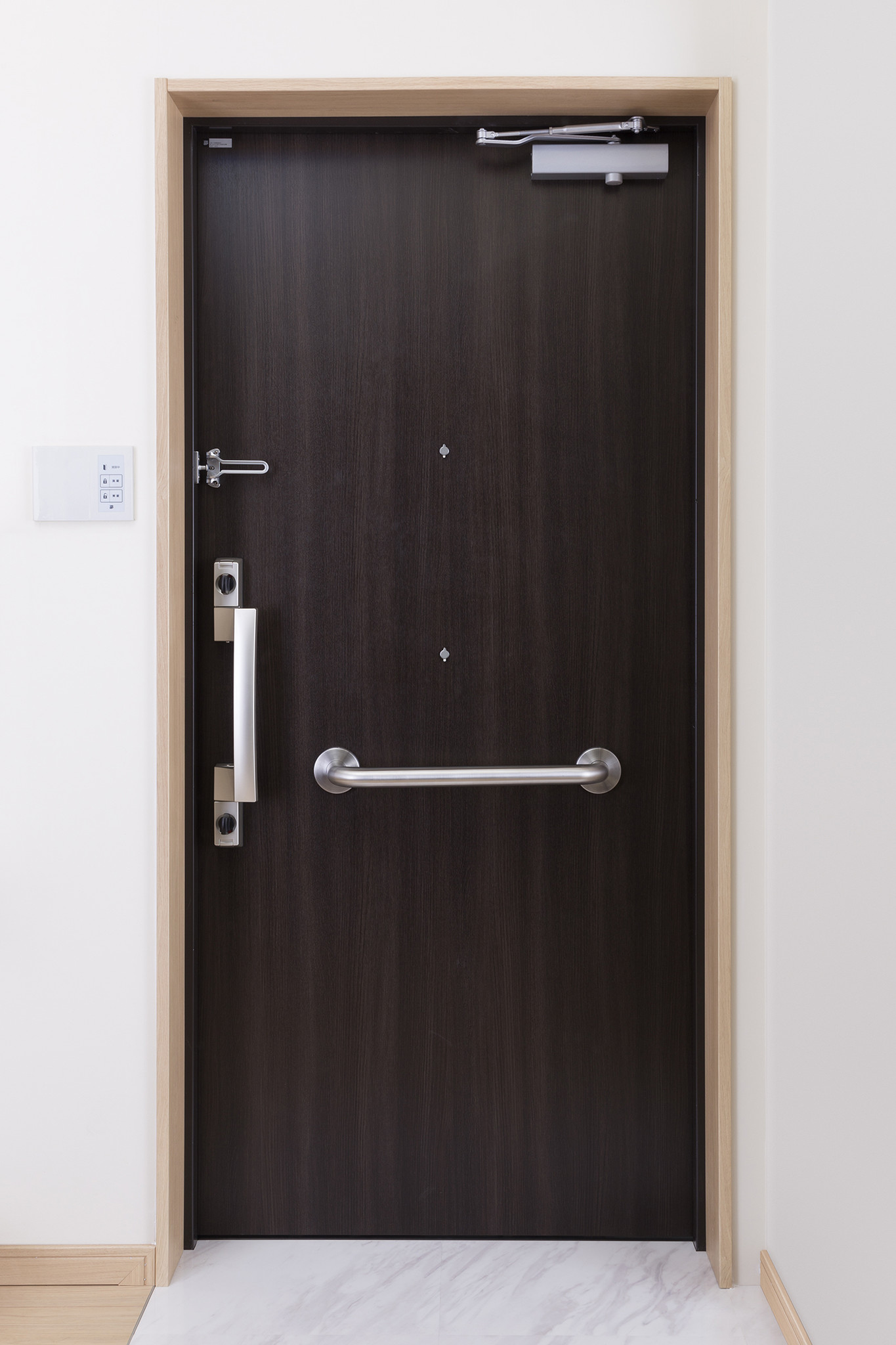 サービス付き高齢者向け住宅などの集合住宅向け玄関ドア スチール玄関ドア 室内側補助手すり付き 発売 Ykk Ap株式会社のプレスリリース