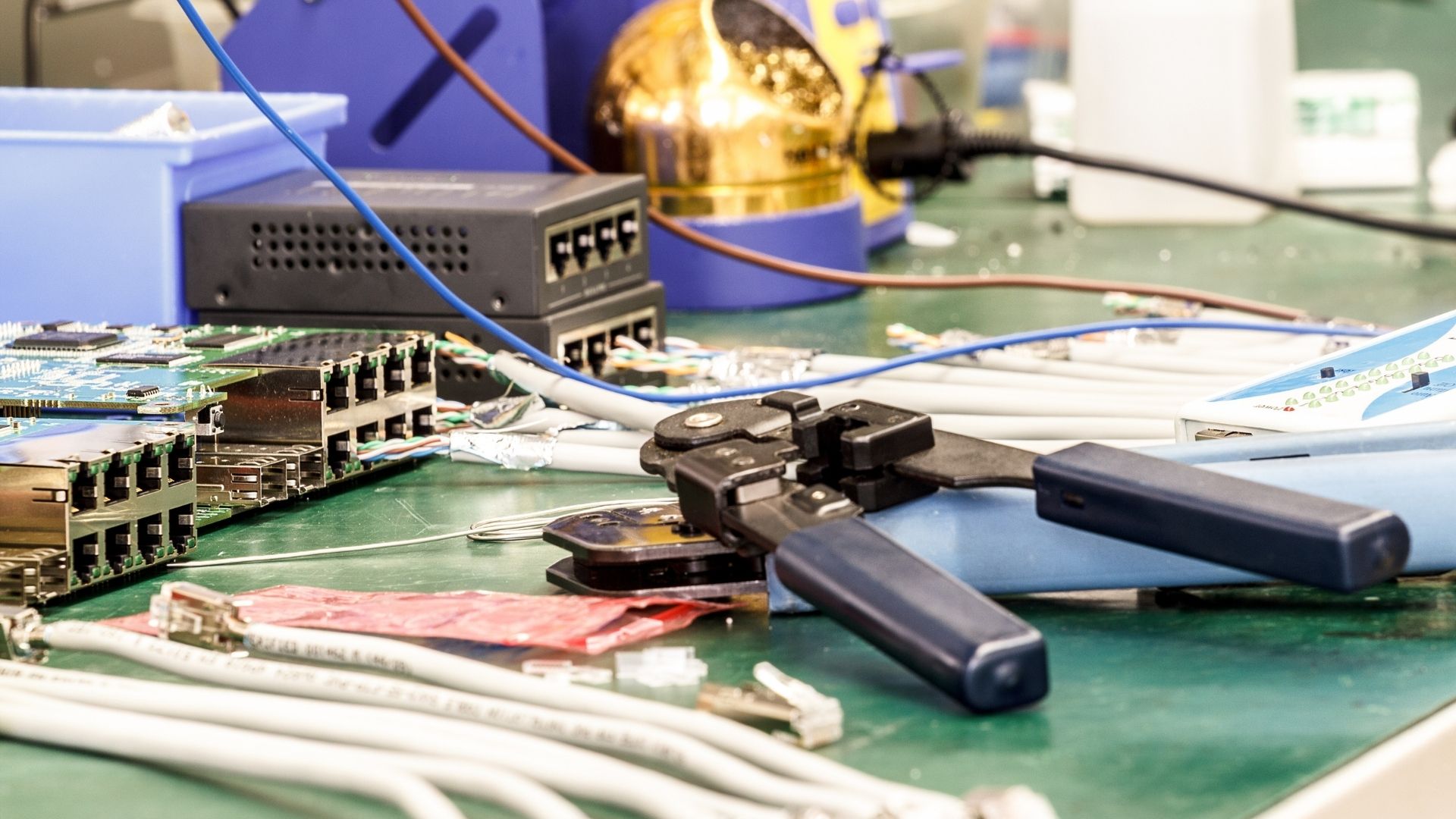 世界の半導体組立装置市場は、2020年には35億9,900万ドル以上の規模となった