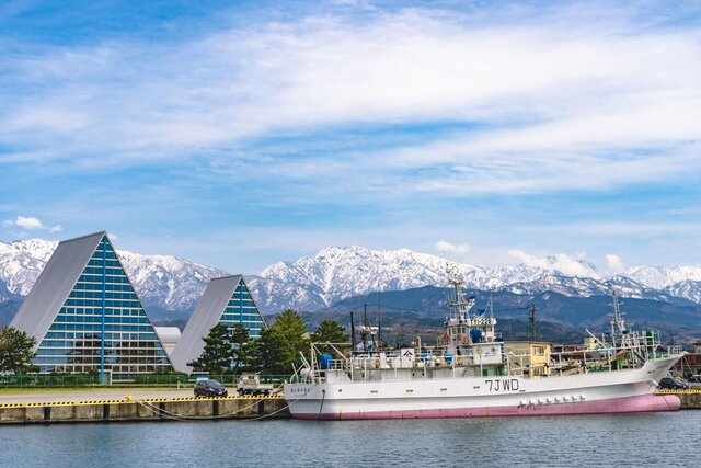 山々が近く、美しい景色の魚津港