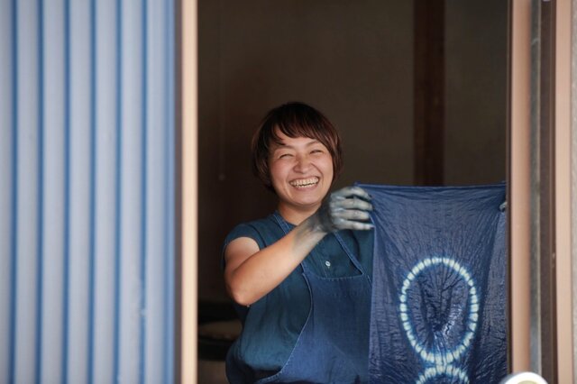 南部歩美さん（『藍染め屋aiya』代表／『つなぐプロジェクト』代表） 富山市出身。二児の母。魚津市の山間部にある自然豊かな小さな村で、 家族と暮らしながら藍染めを通してヒト・モノ・コトのつながりを生み出すべく奮闘中！