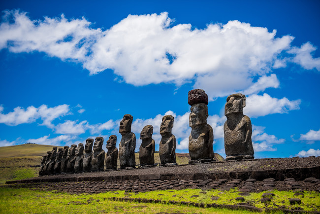 およそ900体ものモアイ像がたたずむ謎とロマンの島・イースター島（チリ）