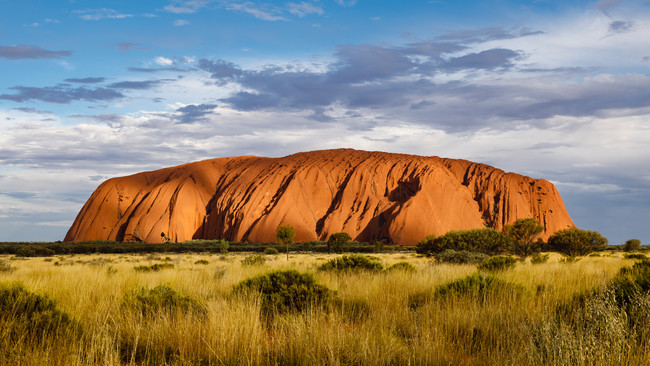大地にそびえる赤く巨大な一枚岩・ウルル（オーストラリア）