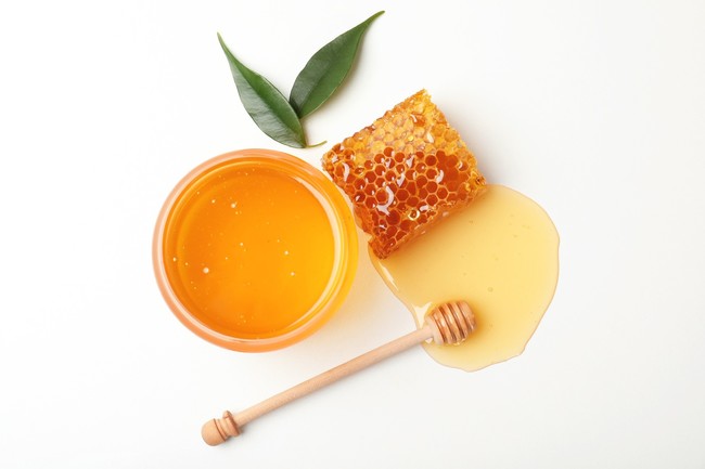 RAW HONEYとは？ 「RAW HONEY（生はちみつ）」は非加熱（50-60℃以上）で処理されていない蜂蜜のことをいいます。 190種のビタミン・ミネラル・酵素を含み、美味しさはもちろん美容や健康面にも嬉しく「ライフスタイルビューティー」を彩ります。