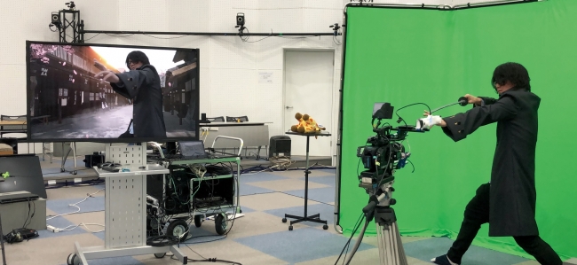 『LiveZ studio』は、実際のカメラの動きとバーチャル空間内に存在するカメラの動きを連動させる。俳優はモニター画面で合成された画像を見ながら動きをチェックできる。