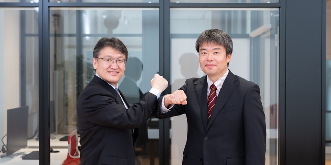 日立 原 憲宏 主管技師長（左）と東大生研 合田 和生 准教授（右） （撮影時のみマスクを外しています）