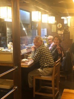 カウンター前はビニールシートで飛沫対策