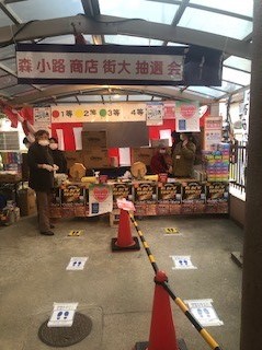 足下には間隔シールで身体的距離