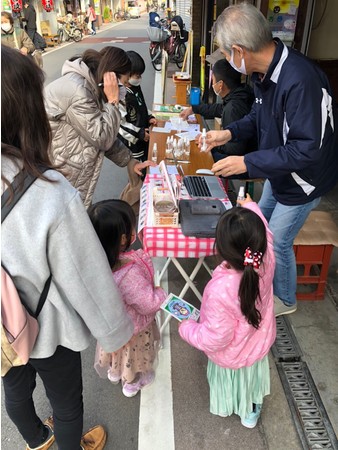 親御さんも商店街の新たな魅力を発見