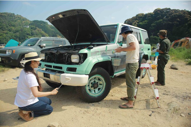 刷毛とローラーでDIY全塗装している様子