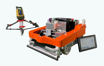 墨出し作業を自動化する墨出しロボットシステムの「SumiROBO」 ※測量機（左奥）は株式会社トプコンの製品