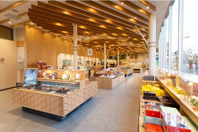 北海道産の木材をふんだんに使用した千歳本店店内 北海道産の木材をふんだんに使用した千歳本店店内