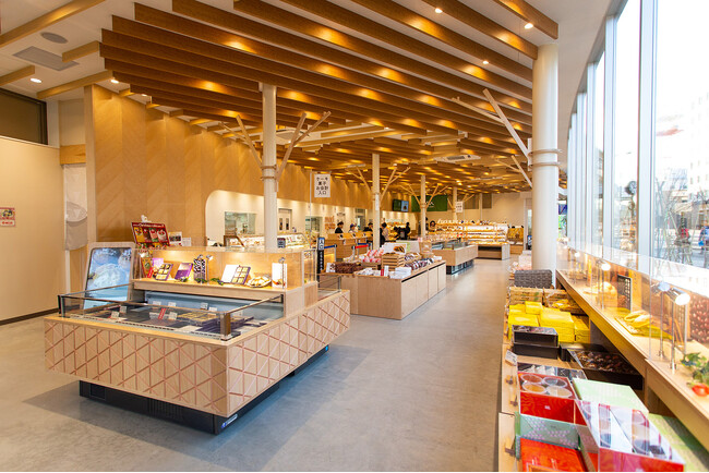 北海道産の材木を使用した木の温もりのある千歳本店店内 北海道産の材木を使用した木の温もりのある千歳本店店内