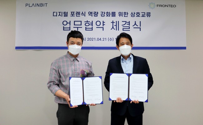 PlainbitのKim氏（左）、FRONTEO Koreaの姜（右）