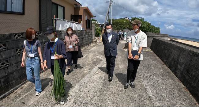 学生たちは活動成果として、集落にある価値や魅力が伝わるエコツアーを開発し、徳之島町長（写真右から2人目）を案内した（2022年度）