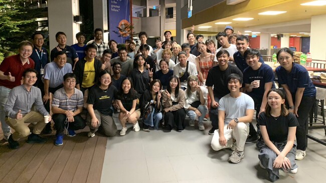 シンガポール国立大学（NUS）の学生たちと EMC生と（2023年９月、NUSにて）