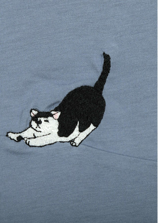 半袖ワンピース「猫」伸びをしている猫刺繍デザイン