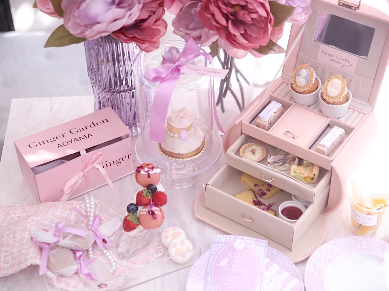 表参道 クリスマス 超有名アフタヌーンティーインスタグラマー Ayapom とジンジャーガーデンアオヤマ の夢のコラボ ピンクツイード 猫ちゃん のクリスマスアフタヌーンティー 株式会社キャバリーのプレスリリース