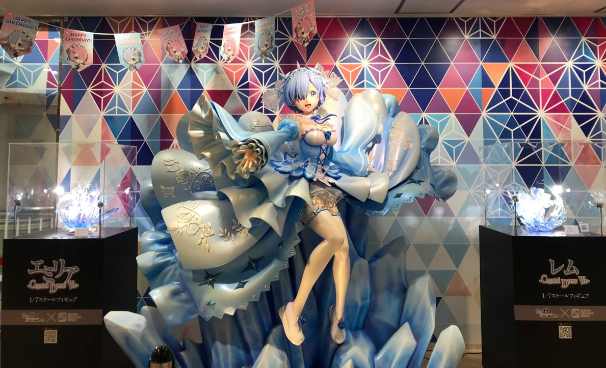 eStream、『Re:ゼロから始めるラムとレムの誕生日生活2020 inマルイ』にて「エミリア」、「レム」の１/7スケールフィギュアの実物を展示。