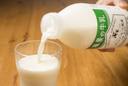 搾ったばかりの生乳を低温殺菌した、ノンホモタイプの牛乳です。航空貨物の活用により、「朝搾り」の牛乳が当日午後に羽田空港に登場します。 搾ったばかりの生乳を低温殺菌した、ノンホモタイプの牛乳です。航空貨物の活用により、「朝搾り」の牛乳が当日午後に羽田空港に登場します。