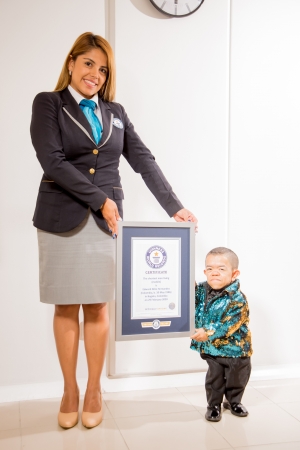 存命中の最も背の低い男性（歩行可能）© Guinness World Records Ltd.